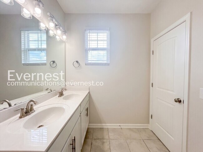 Building Photo - Limited Time Special Offer / 3 Bed/3 Bath Townhome with Attached Garage / Pet-Friendly / Vouchers...