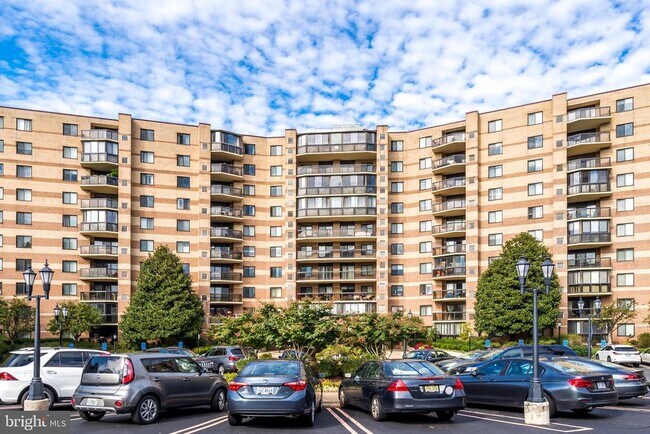 Building Photo - 8370 Greensboro Dr