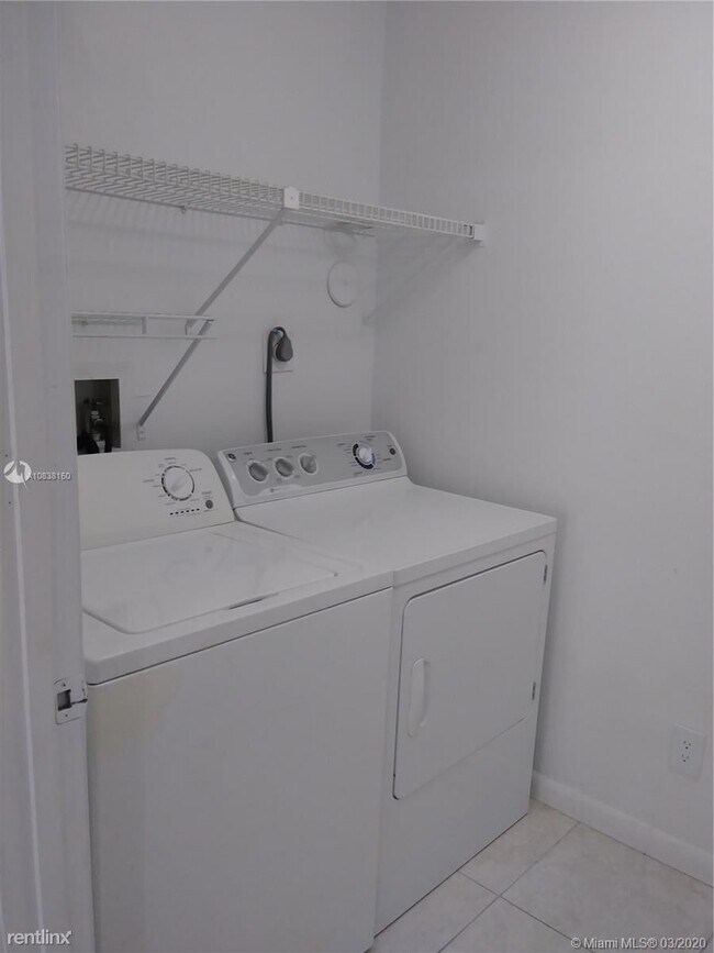 Building Photo - 1 br, 1 bath Condo - 8370 Pines Blvd