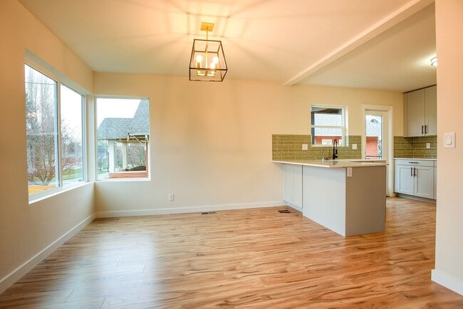 Building Photo - Beautiful 4 bedroom home in Ballard