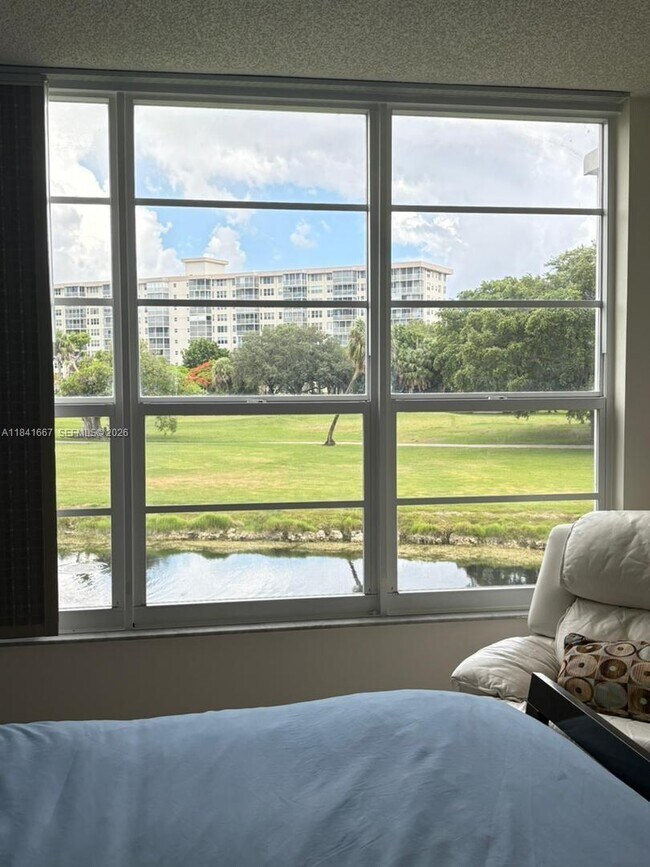 Foto del edificio - 555 Oaks Ln