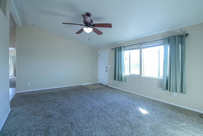 Foto del edificio - 935 W Sullivan Ave