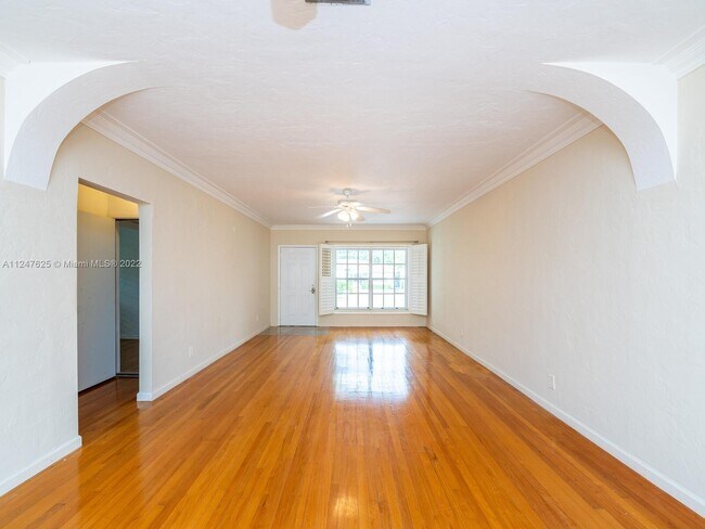 Foto del edificio - 9441 Byron Ave