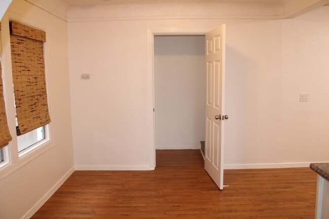 Building Photo - 3 Bedroom, 2 Bath in Single Family Home with BONUS Room Close to Downtown Pittsburg/BART