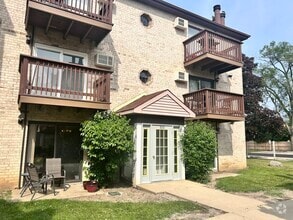 Building Photo - 520 E Spruce Dr