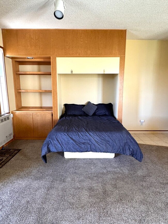 Building Photo - Unfurnished Studio with Mountain Views
