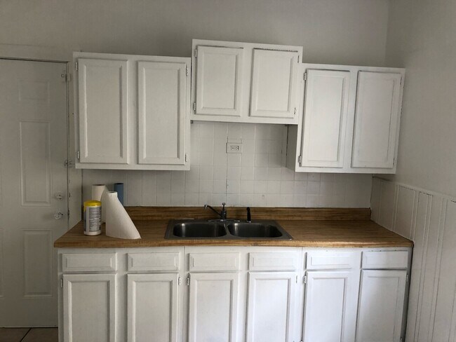 Building Photo - W 117 2BR