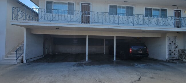 Building Photo - 512 S Flower St