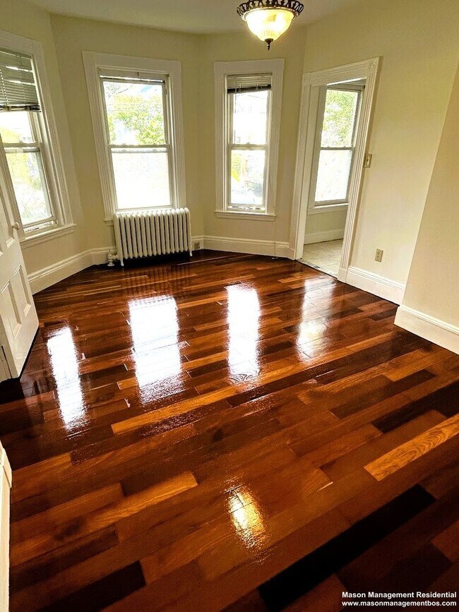 Foto del edificio - Three-level attached single-family home in...