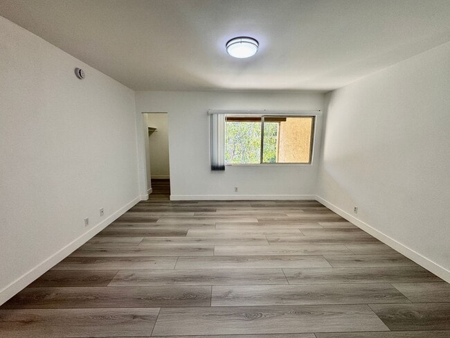 Building Photo - Beautifully remodeled townhouse
