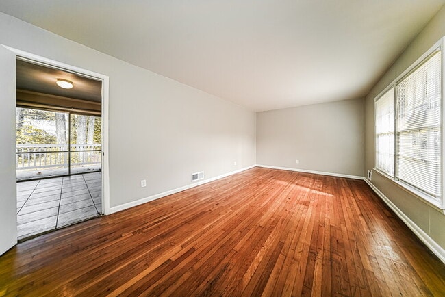 Building Photo - 2107 Hilton Dr