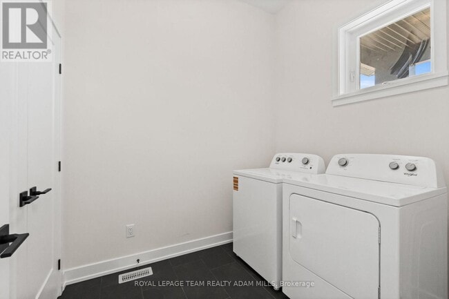 Building Photo - 1047 Moore St