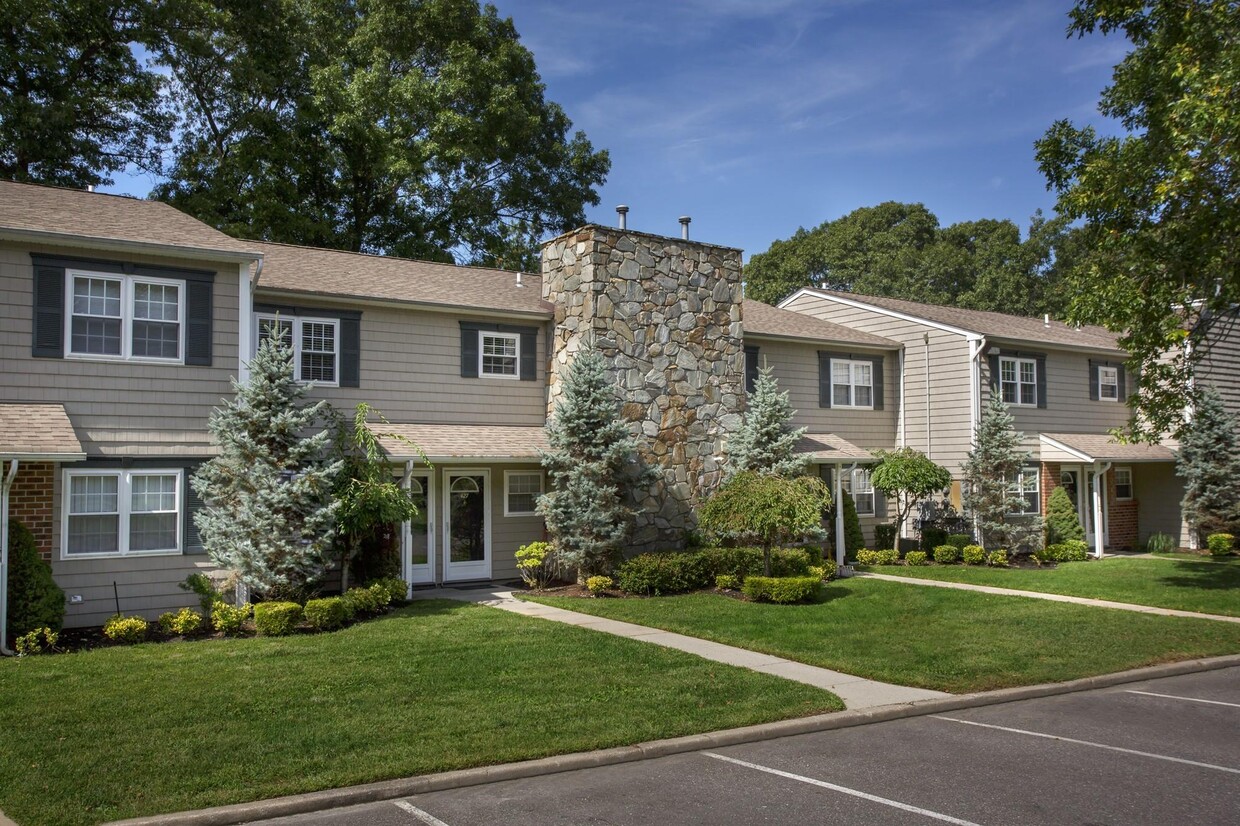 Primary Photo - 136 Lake Pointe Ct