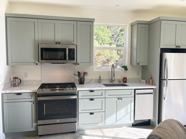 Building Photo - ALL UTILITIES INCLUDED- 1 Bedroom, 1 Bath,...