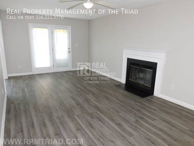 Building Photo - 3 Bedroom/2.5 Bath w/corner culdesac lot i...