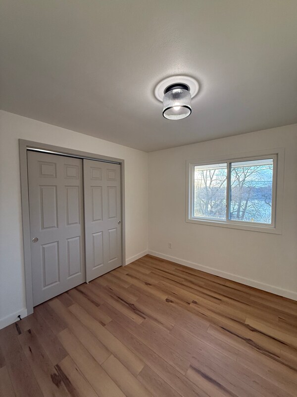 Building Photo - 730 E Shore Dr