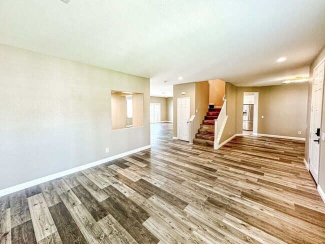 Building Photo - Great 4B/3BA House in Oceanside w/ a Large...