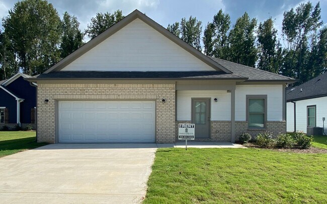 Foto del edificio - Home for Rent in Clanton, AL!!!  Sign a 13...