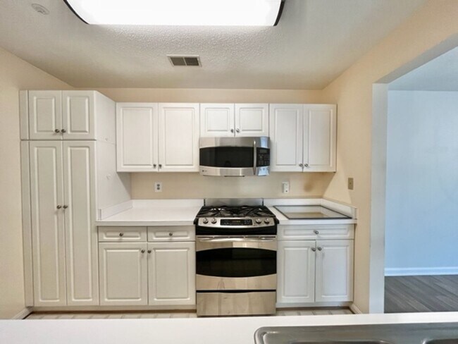 Foto del edificio - Beautiful 3 BR 2 BA condo in sought after Crown!