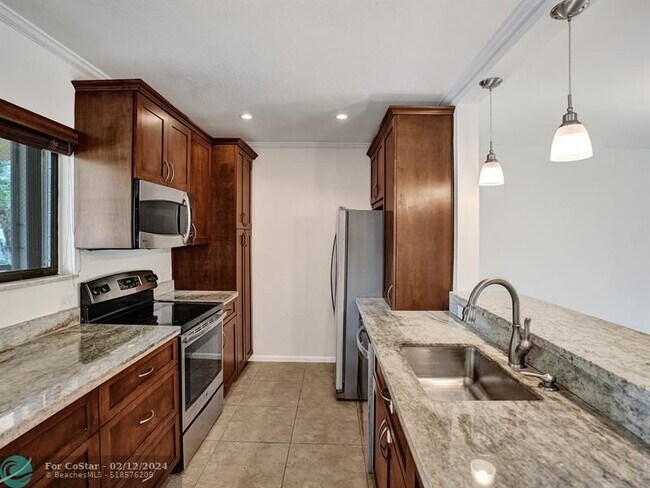 Building Photo - 930 SW 9th St Cir