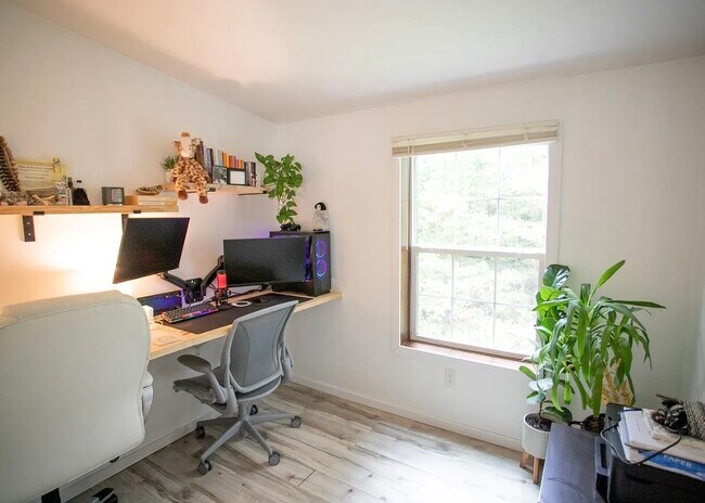 Foto del edificio - 38 Piper Wood Rd