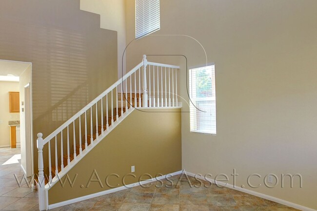 Building Photo - Beautiful 3 Bed/2.5 Bath Home with Lap Poo...