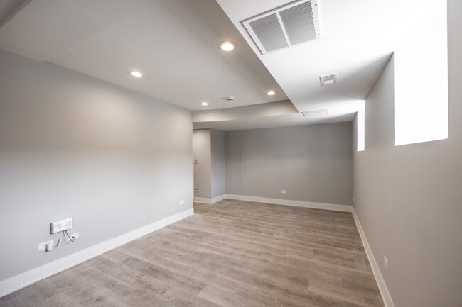 Building Photo - 3144 W Fullerton Ave