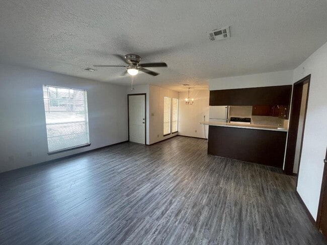 Building Photo - ADORABLE 2 BEDROOM 1 BATHROOM DUPLEX