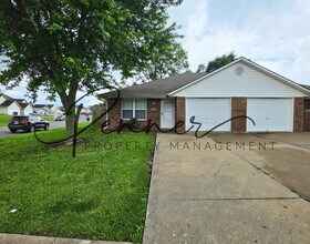Building Photo - 209 NW Woodbury Dr
