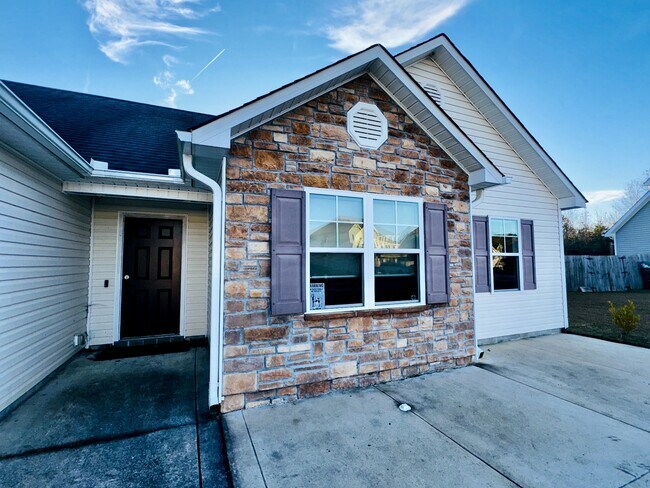 Foto del edificio - 211 Hidden Oaks Dr