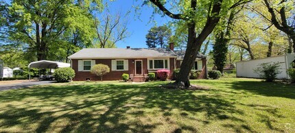 Building Photo - 907 Ridgecliff Dr