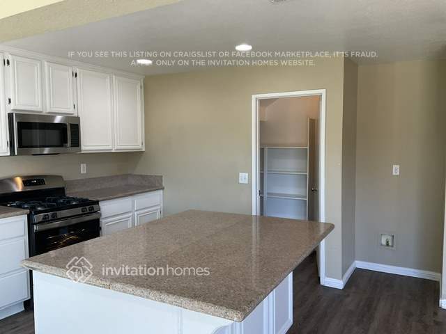 Building Photo - 2642 N Maple Ave