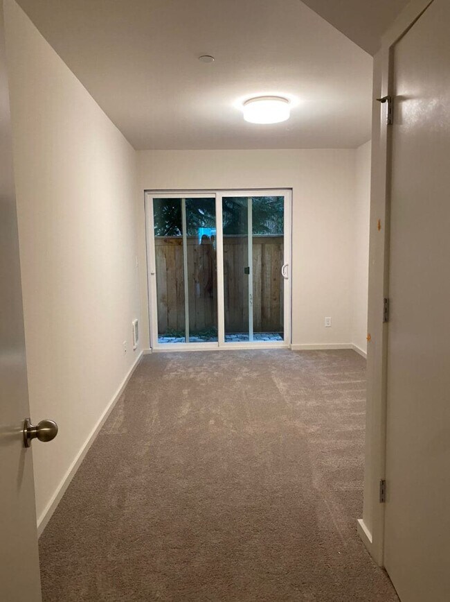 Building Photo - 13706 Manor Way