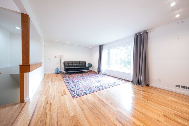Foto del edificio - 9424 Thomas Rd
