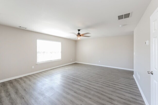 Foto del edificio - 122 Village Pkwy