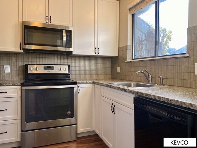 Foto del edificio - AVAILABLE NOW: Tri-Level Townhome in Centr...