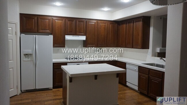 Building Photo - 2 Bed, 3 Bath Townhome Near Parks, Shoppin...