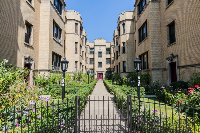 Building Photo - 522 W Diversey Pky
