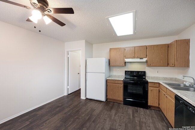 Building Photo - 15414 Legend Springs Dr