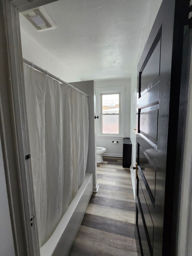 Baño principal - 4663 Gangwish St