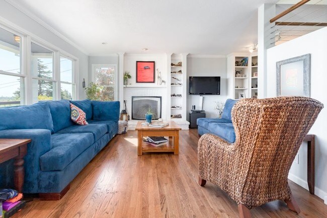 Building Photo - 710 Escalona Dr