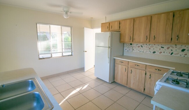 Building Photo - Perfect quaint duplex that invites the cou...