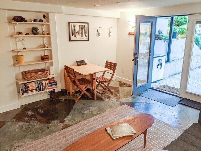 Foto del edificio - Furnished NW Alphabet district ground leve...