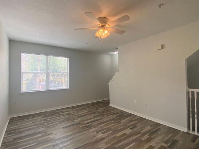 Building Photo - Spacious 1br/1ba Visconti Townhome!