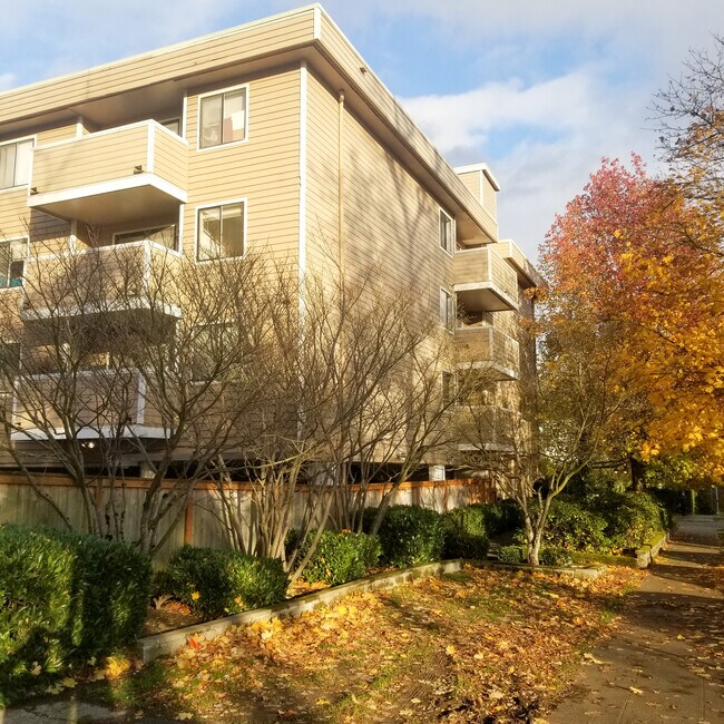 Building Photo - 1503 18th Ave