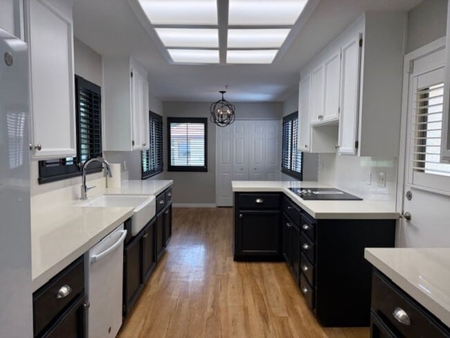 Building Photo - 2-Bedroom Corner Condo In Willowbrook Seni...