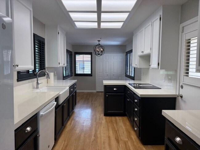 Foto del edificio - 2-Bedroom Corner Condo In Willowbrook Seni...