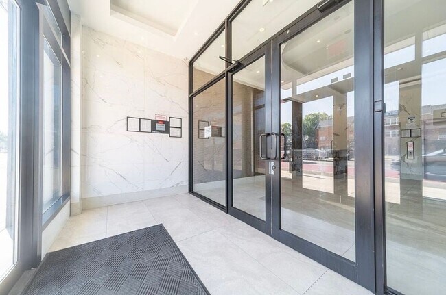 Foto del edificio - 62-98 Woodhaven Blvd