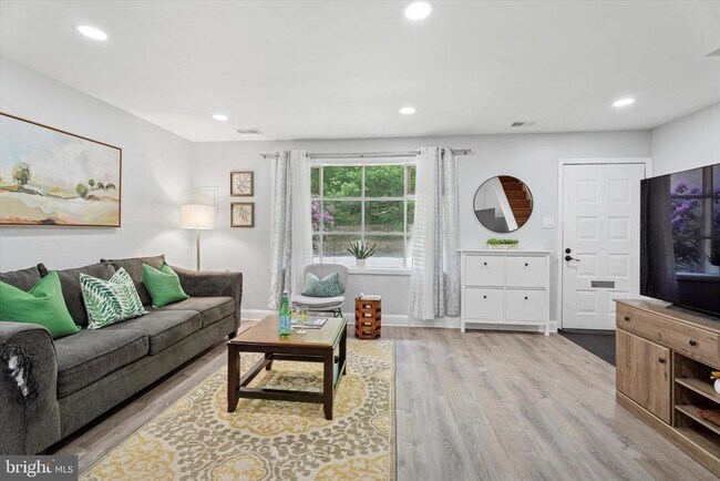Foto del edificio - 205 Woodside Cir