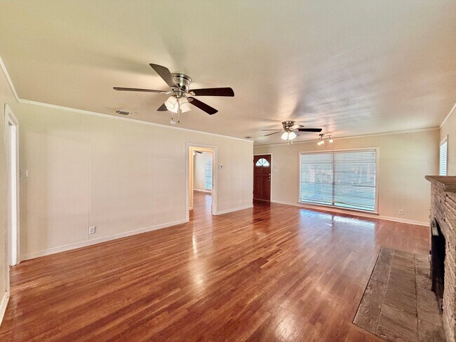 Foto del edificio - Unbeatable Location! Walk Across the Street to TXST Campus